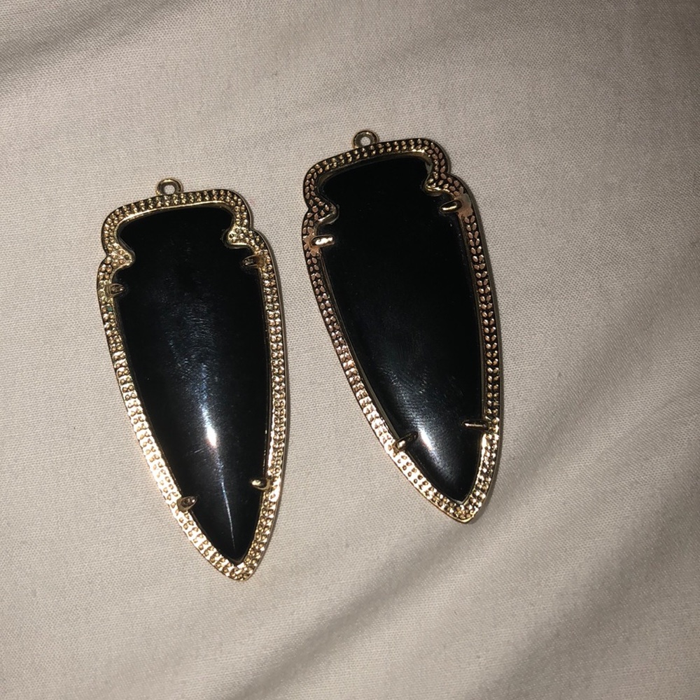 Black arrow shape Kendra Scott earrings!!